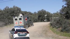 Una ambulancia y un coche de la Guardia Civil acceden a la base de Cerro Muriano.