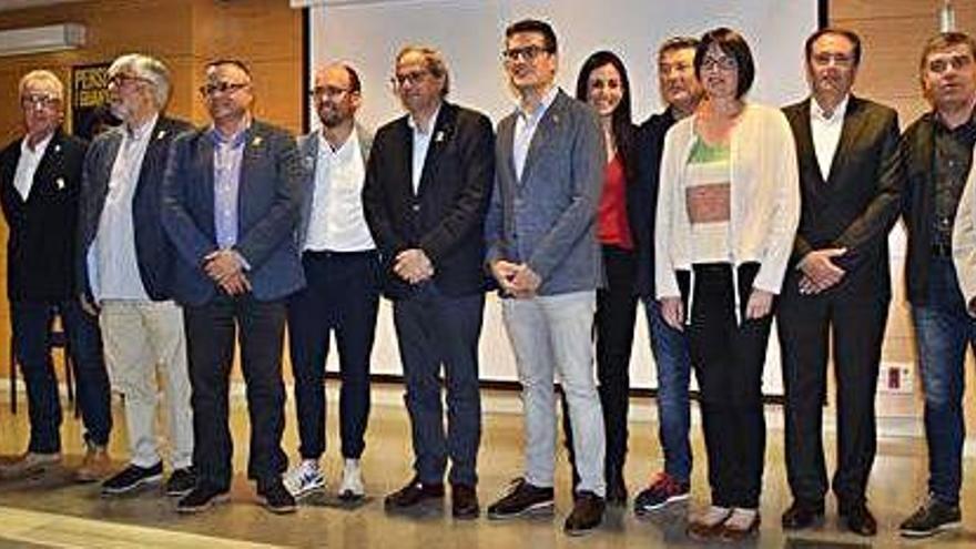 Alguns dels candidats a l&#039;alcaldia al Berguedà de Junts per Catalunya amb el president Quim Torra