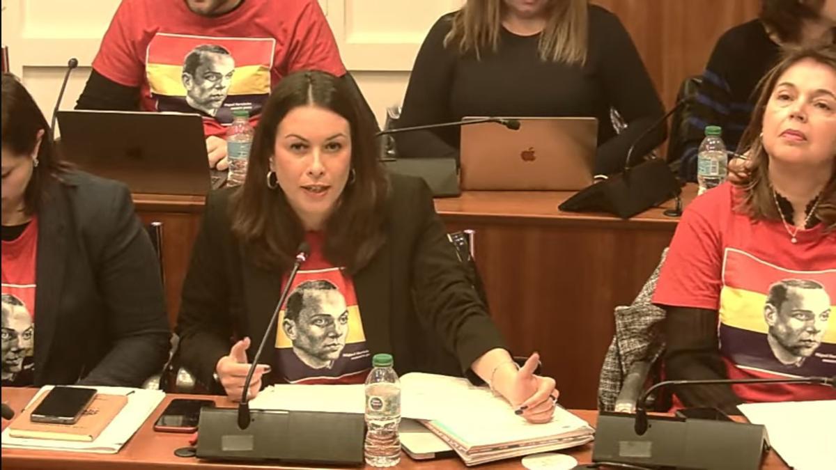 Carolina Gracia (PSOE) y otros concejales con la camiseta con la bandera republicana y la imagen del poeta