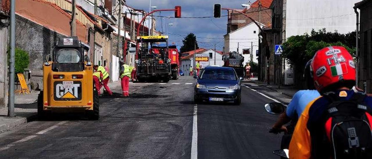 Imagen de archivo de unos trabajos de puesta a punto en una carretera de Cambados. // Iñaki Abella