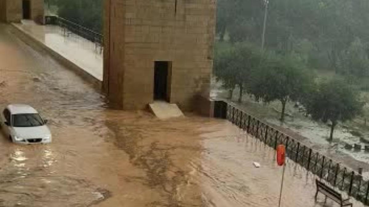 Un vehículo intenta maniobrar en medio del agua