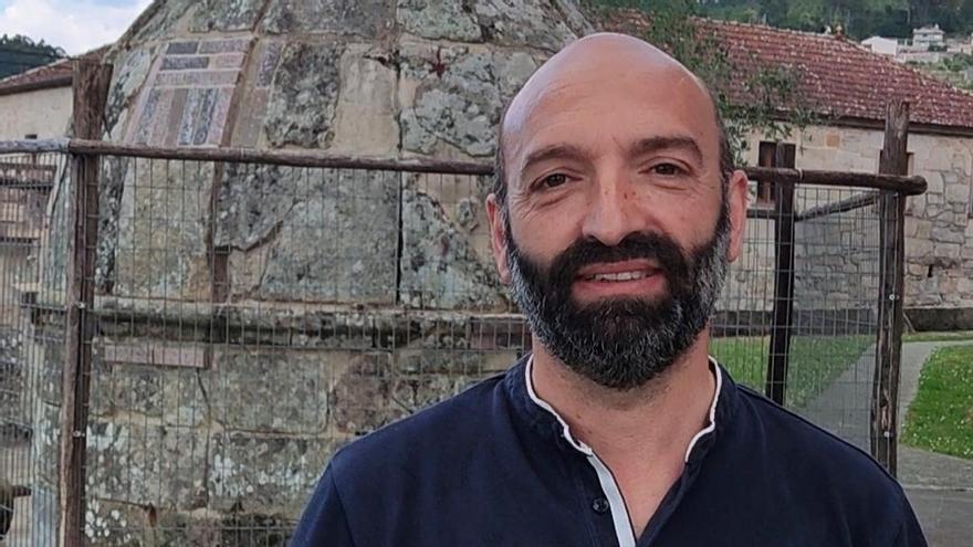 El líder del BNG, Xoán Carlos González, junto a la cúpula de la iglesia de Reboreda.