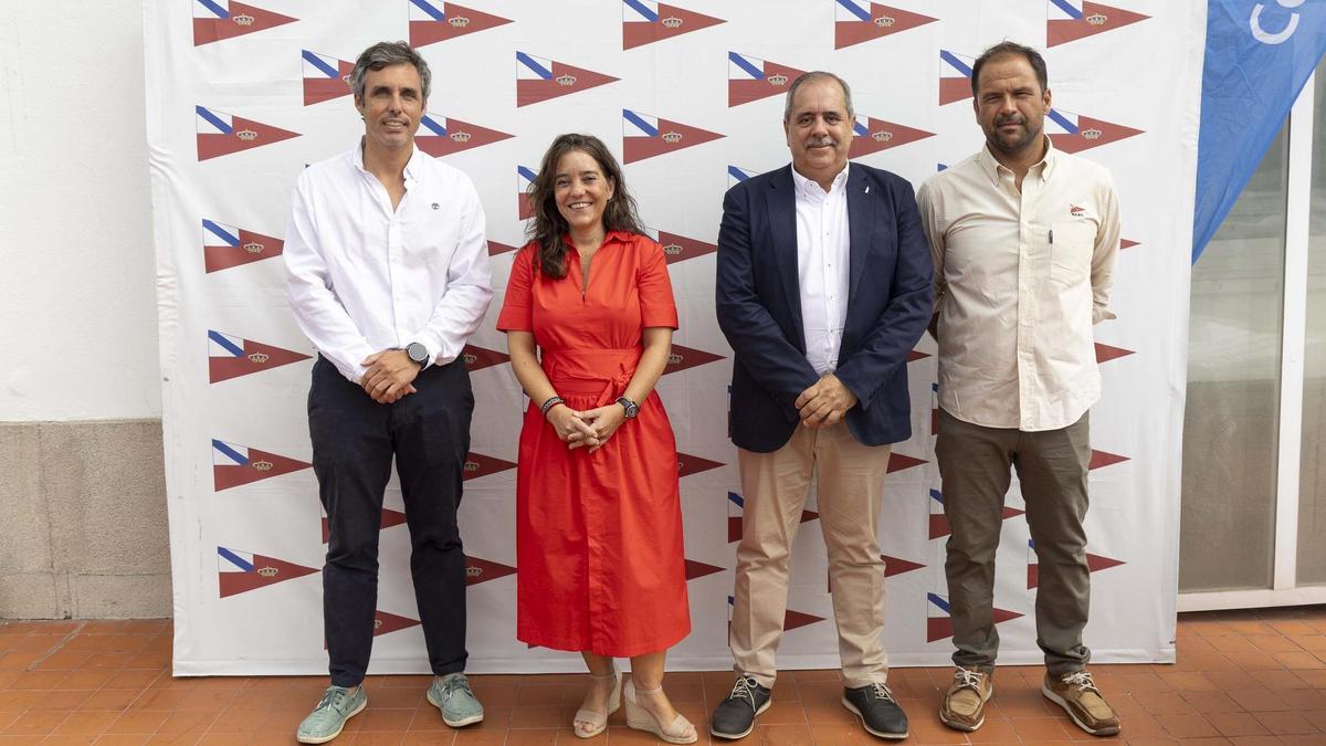 El presidente del RCNC, Jaime Araújo; la alcaldesa, Inés Rey; el concejal de Deportes, Manuel Vázquez; y el director de la Escuela de Vela, Jano Toro, en la presentación de la LIII regata Rías Altas en el Real Club Náutico de A Coruña