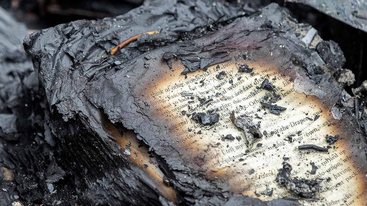 Restos de un libro quemado.