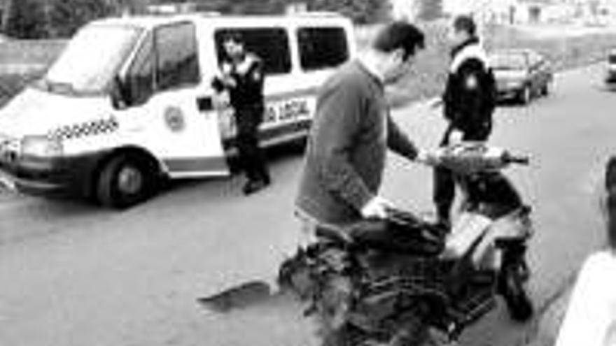 Una joven resulta herida en un brazo al chocar un ciclomotor y un turismo frente al seminario