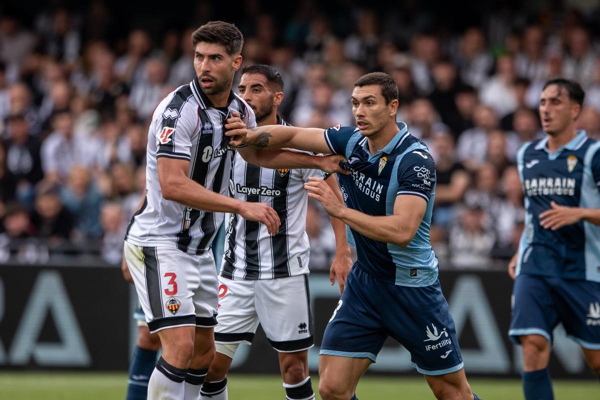 Fuentes, durante una acción a balón parado del Córdoba CF en Castalia.