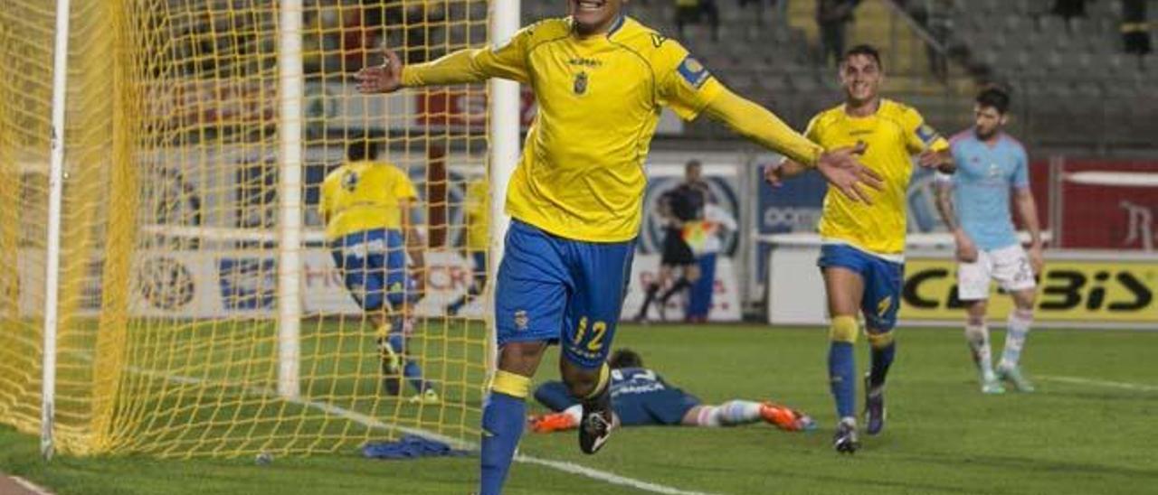 Marcelo Silva celebra su tanto de Copa ante el Celta. Detrás, Asdrúbal.