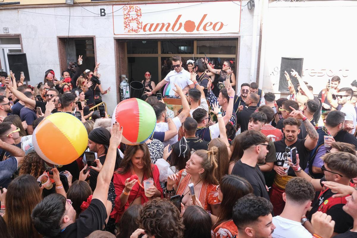 Ambiente durante el tardeo en un cuartelillo en Moros y Cristianos de Elda.