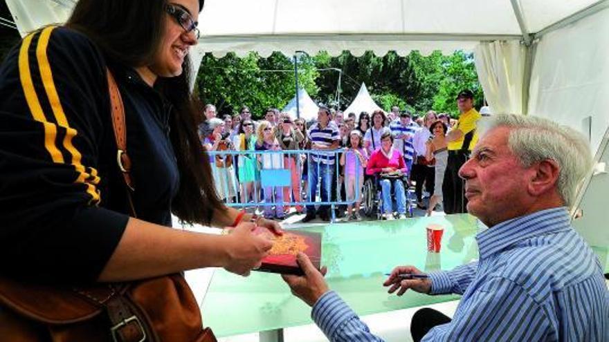 El premio Nobel de Literatura Mario Vargas Llosa, en la firma de ejemplares, ayer en la Feria del Libro de Madrid.