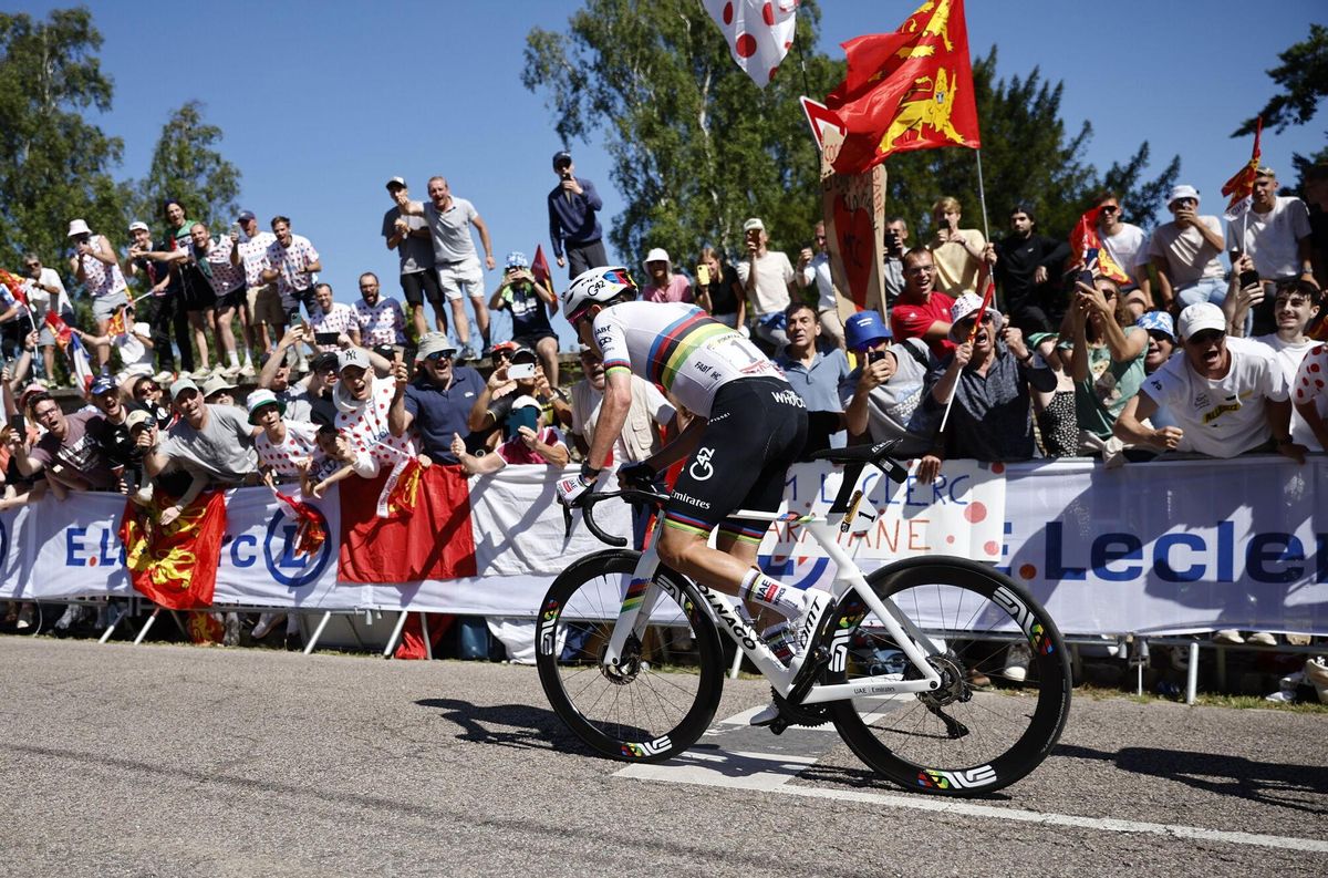 (France), 08/07/2025.- Slovenian rider Tadej Pogacar of UAE Team Emirates in action during the 4th stage of the Tour de France cycling race over 174.2km from Amiens to Rouen, France, 08 July 2025. (Ciclismo, Francia) EFE/EPA/MARTIN DIVISEK