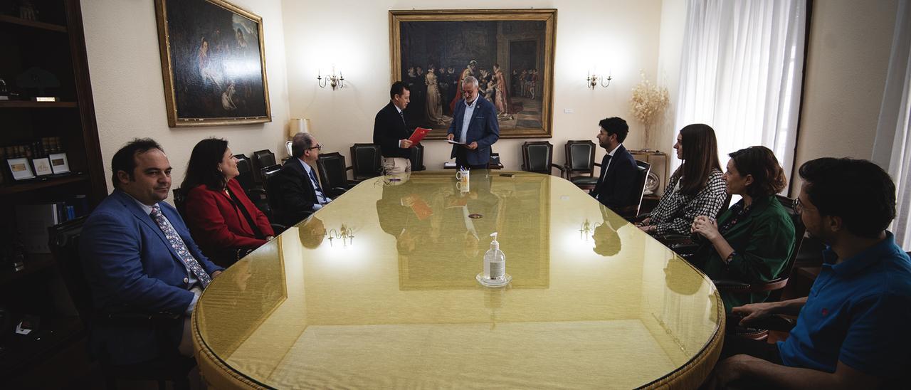 Firma del convenio en la Diputación de Cáceres.