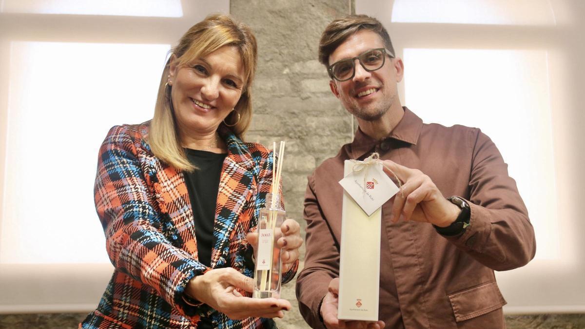 La alcaldesa de Rubí, Ana María Martínez, y el concejal de Proyección de la Ciudad, Moisés Rodríguez, sostienen dos frascos de la nueva fragancia 'Esencia de Rubí 3003'.