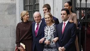 Vivas al rey Juan Carlos a la salida de la boda de Martínez-Almeida y Teresa Urquijo