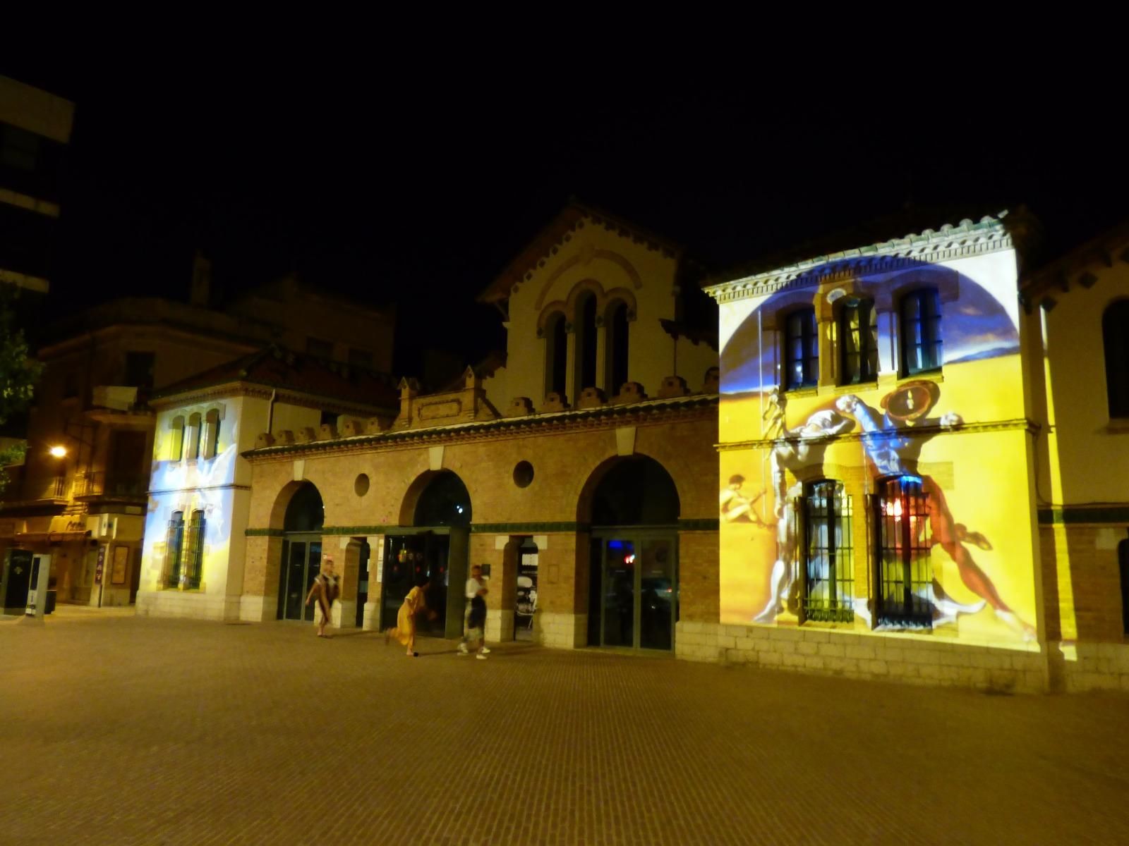 Dalí il·lumina les façanes de Figueres