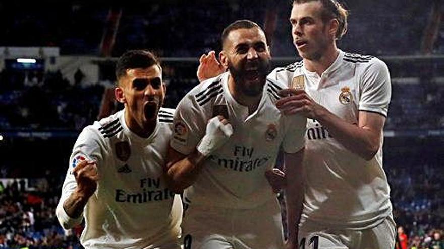 Benzema celebra con Ceballos y Bale su gol al Huesca.