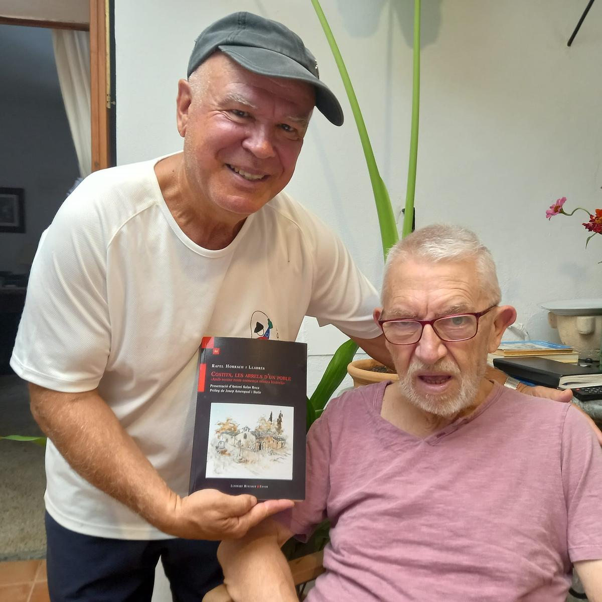 Felip Munar i Rafel Horrach mostren un dels llibres del prevere i historiador de Costitx.