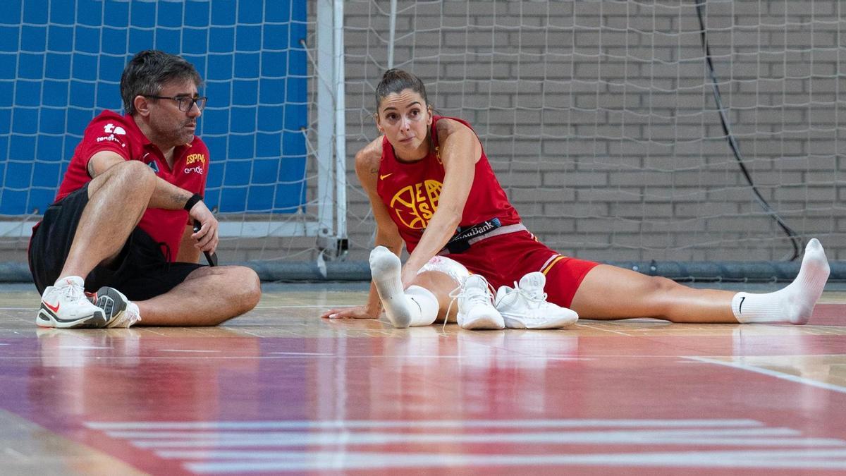Mariona Ortiz realiza un estiramiento al final de una sesión con la selección esta semana en el Príncipe Felipe.
