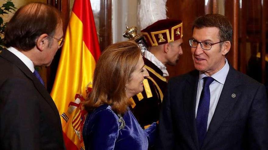 Pío García Escudero y Ana Pastor saludan ayer a Feijóo en la recepción en el Congreso.