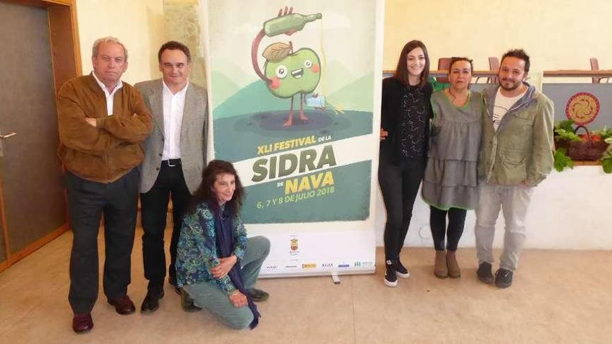 Leocadio Redondo, Juan Cañal, Casilda Ríu, Lucía Astuy, Carmen Montes y Nacho Quesada, con el cartel.