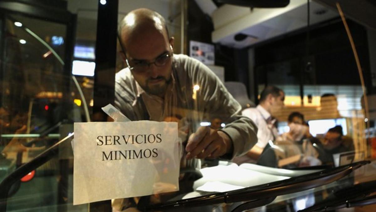 Un autobús en servicios mínimos, antes de salir de las cocheras de Zona Franca, esta mañana.