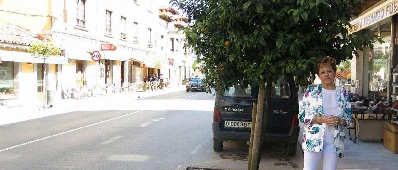 Mónica Salas junto al árbol que cuida.