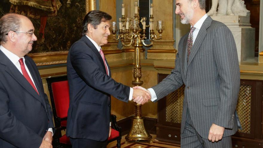 Javier Fernández recibe el saludo de Felipe VI