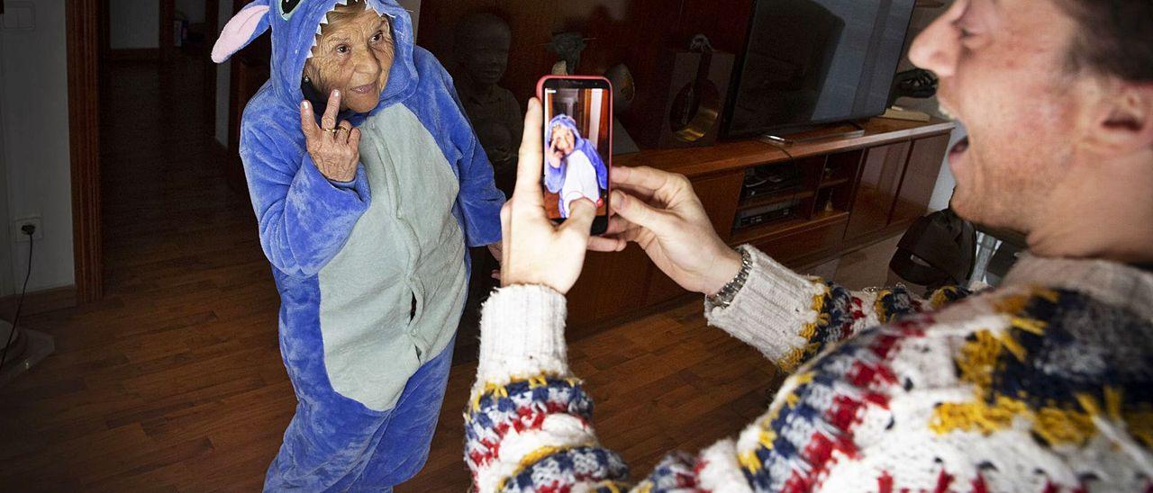 Christian graba a su abuela Rosa disfrazada de Stitch, el alien de Disney, en el piso de L’Hospitalet de donde salen los vídeos virales de @conbuenhumor.
