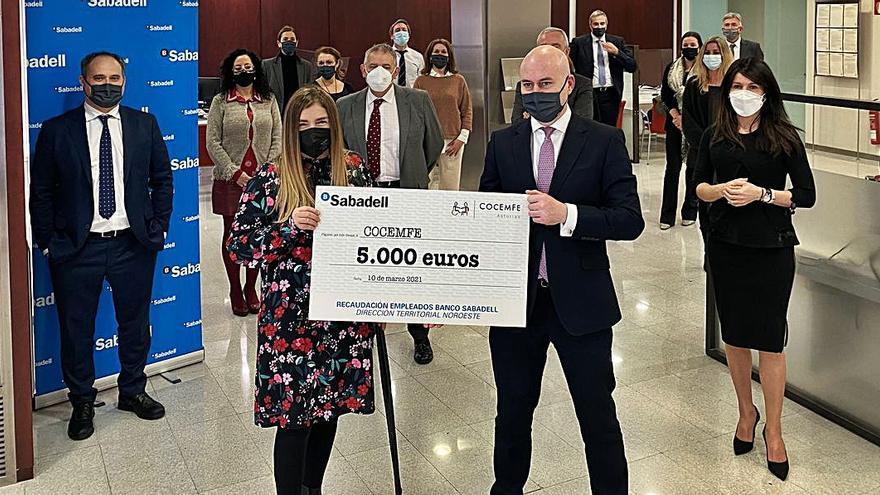 Los empleados del Banco Sabadell donan 5.000 euros a Cocemfe |