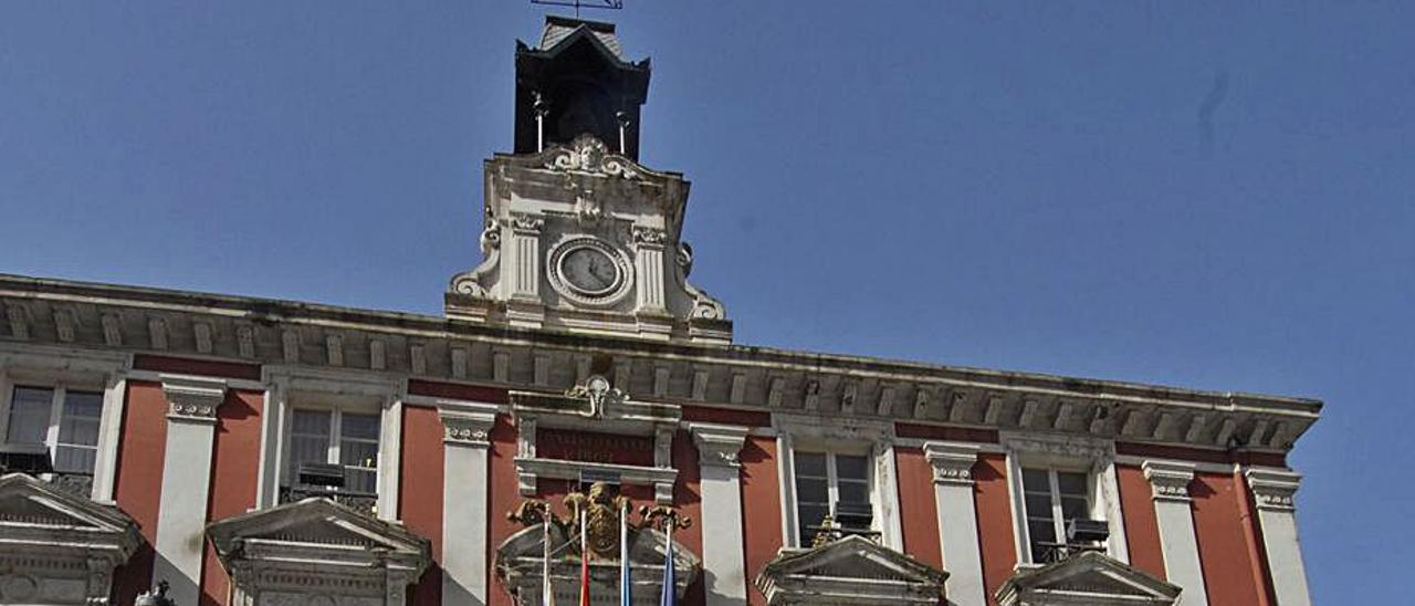 La Truchona del Caudal, delante del Ayuntamiento.