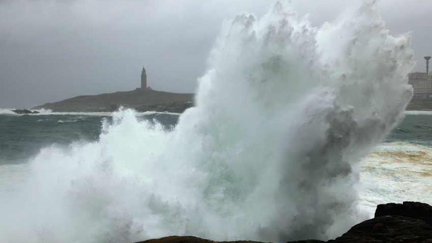 Temporal en el mar con la Torre de Hércules al fondo.