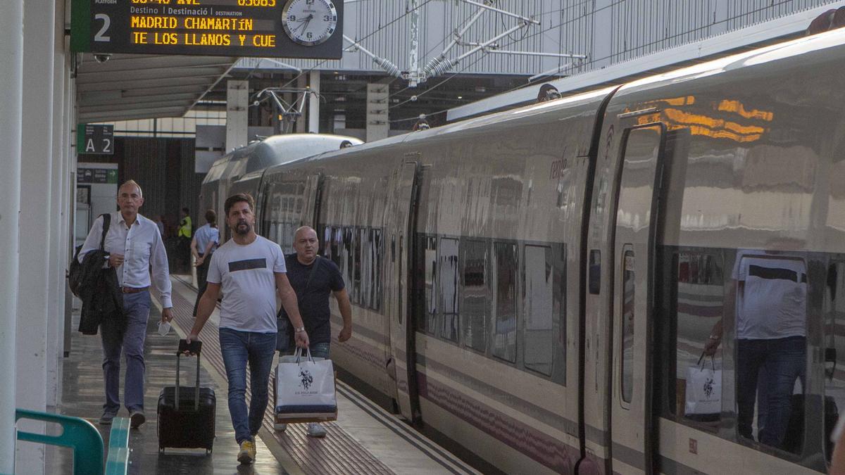 El lío de los trenes Alicante - Atocha Chamartín se traslada a Twitter