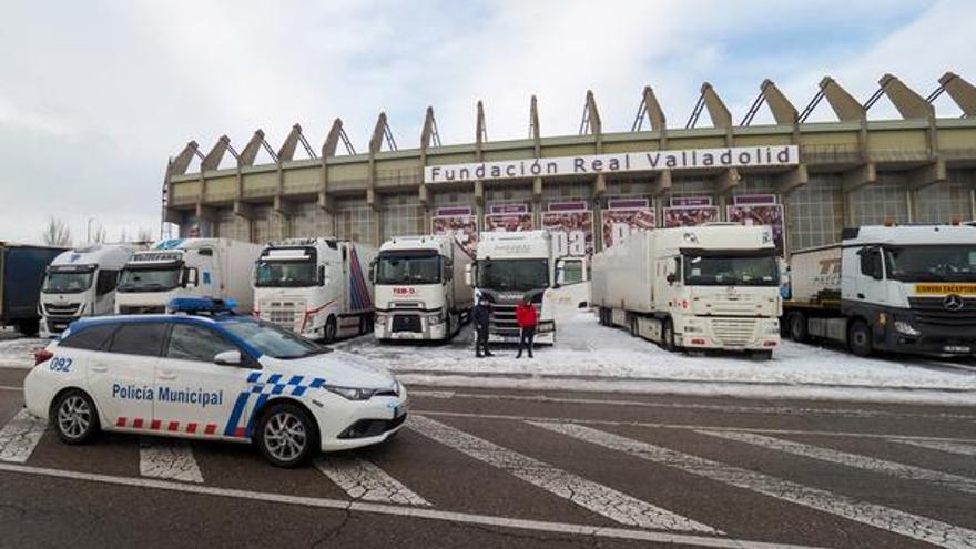 Camiones embolsados junto al estadio José Zorrilla por el estado de las carreteras.