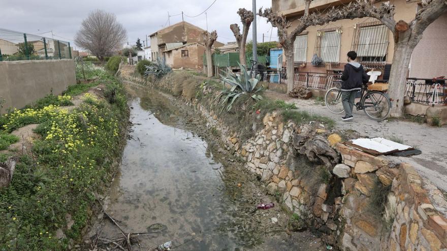 Un tramo de la acequia mayor Alquibla a su paso por la pedanía de Aljucer.
