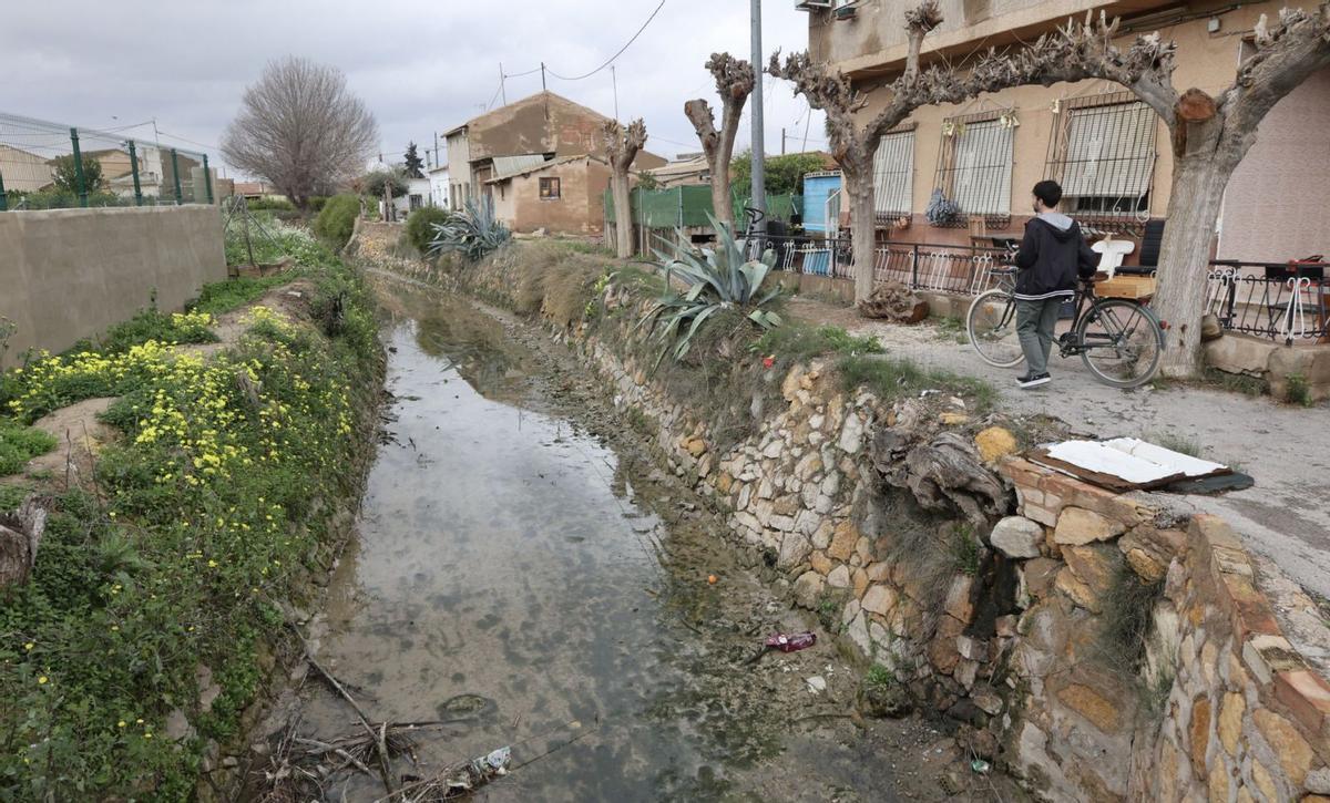 Un tramo de la acequia mayor Alquibla a su paso por la pedanía de Aljucer.