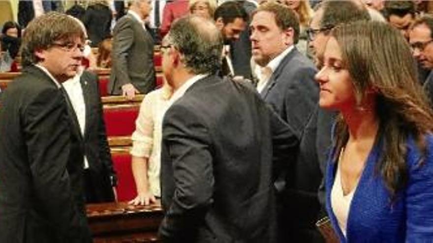 La cap de l&#039;oposició, Inés Arrimadas (C&#039;s) passa per davant del president en un moment del Debat d&#039;ahir.