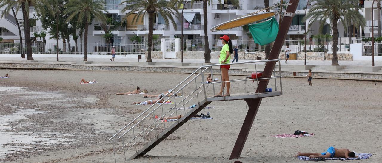 Bañistas en la playa de ses Figueretes el pasado verano.