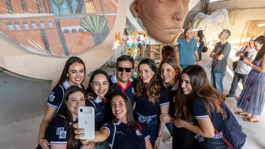 Las Belleas del Foc y sus damas de honor visitan los talleres de Hogueras de Pedro Espadero y Sergio Gómez