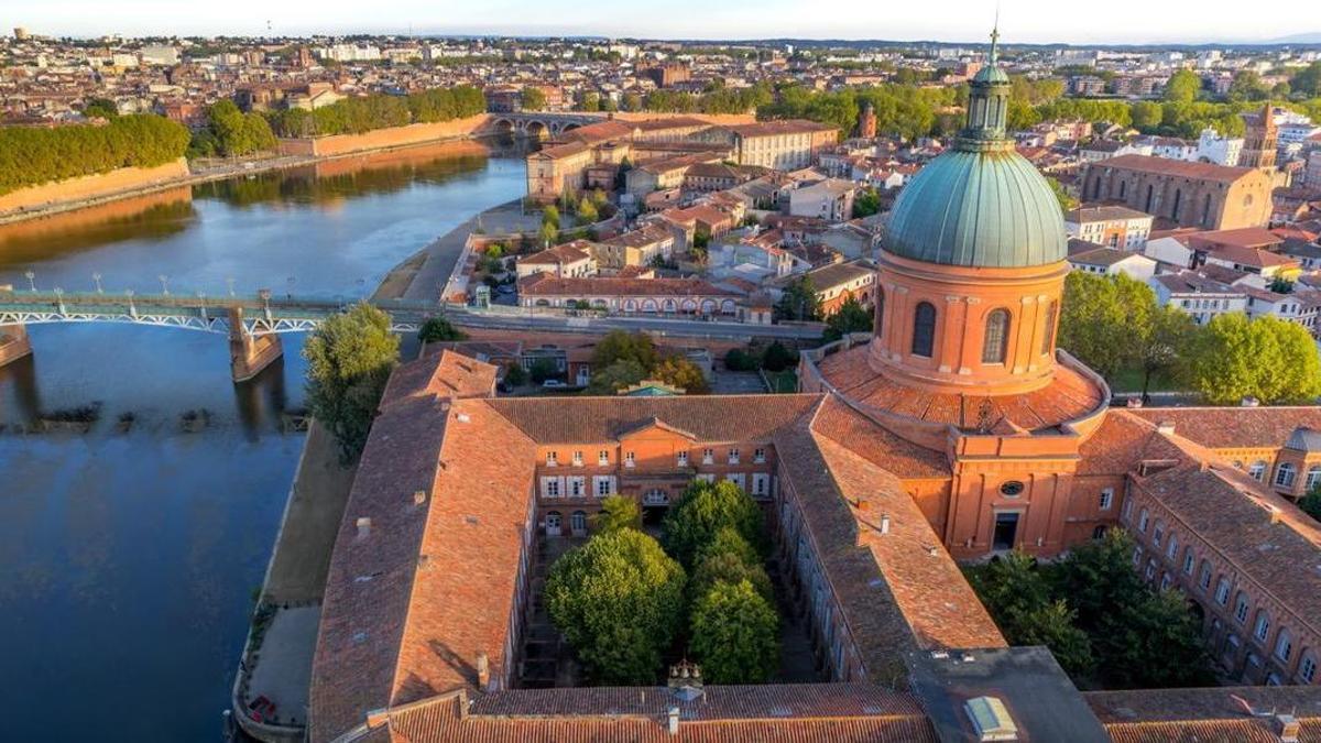 La Capilla de la Grave, ubicada en el barrio de Saint-Cyprien, es el edificio más fotografiado de Toulouse.