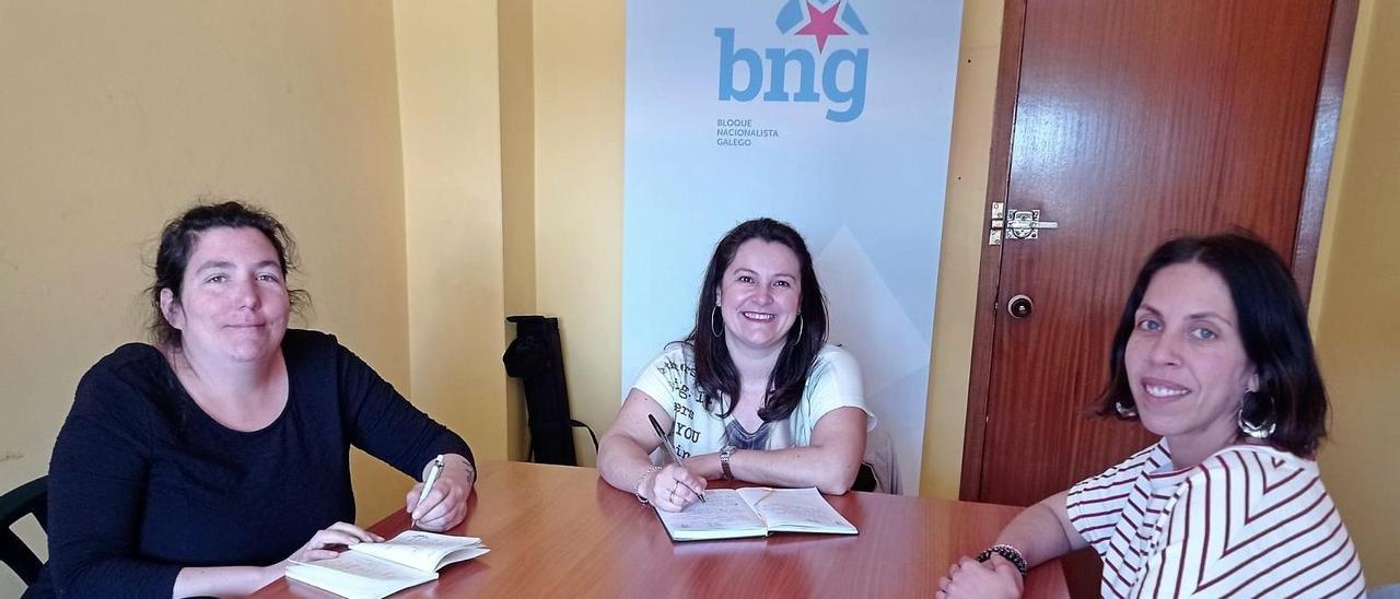 A candidata do BNG á alcaldía de Cangas, Araceli Gestido, reunida con representantes de Superhéroes