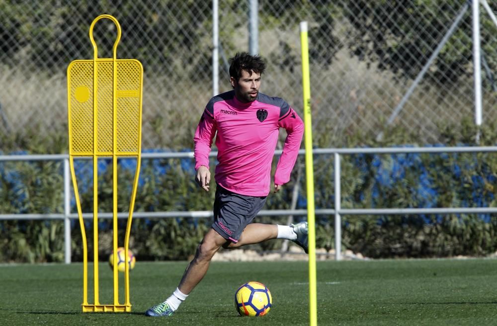 Coke ya entrena con el Levante UD