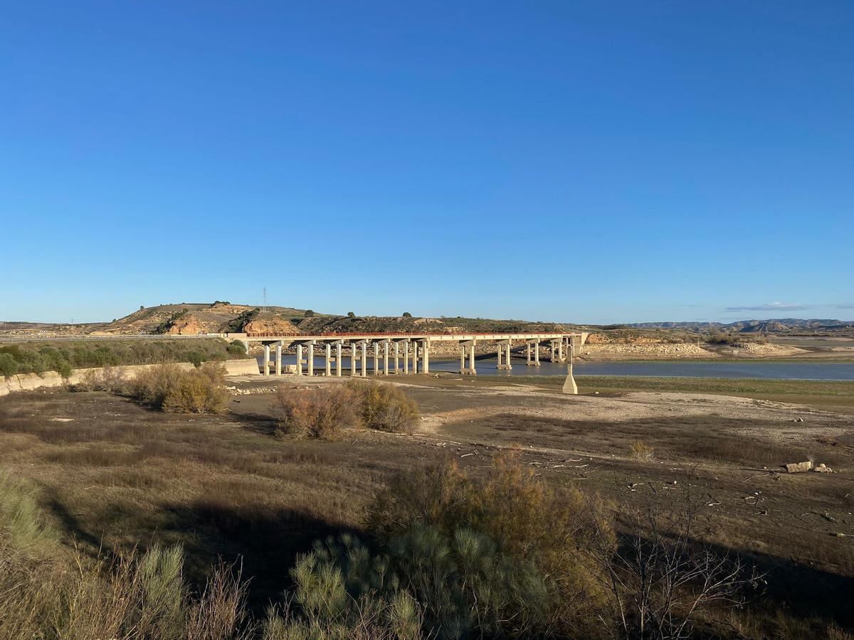 Los campos están secos y en los embalses hay poca agua para regar.