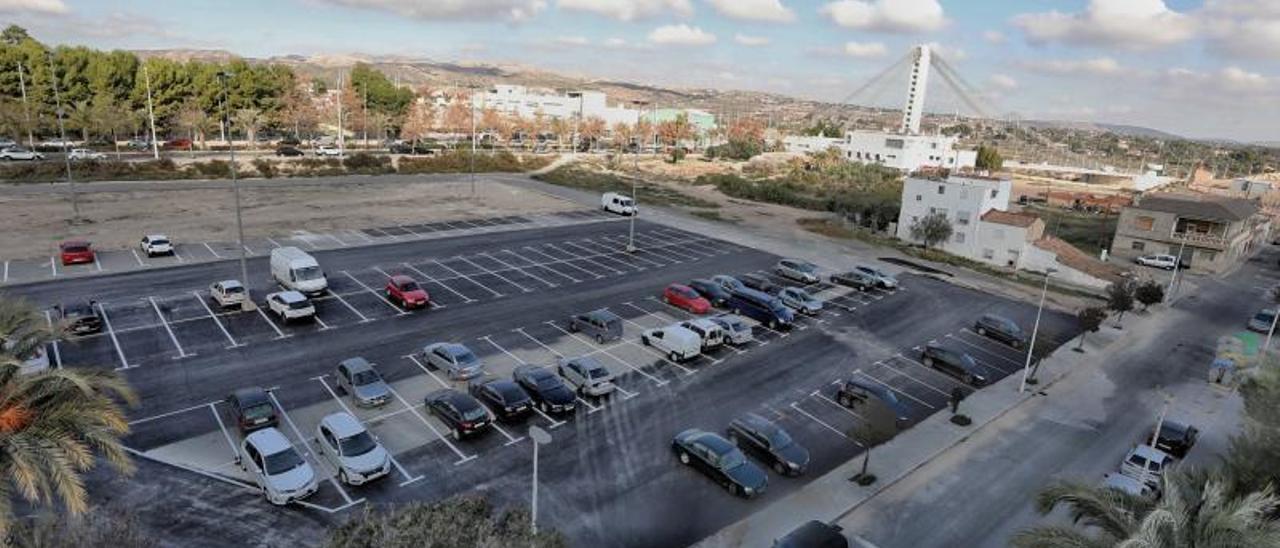 El último parking disuasorio que habilitó el Ayuntamiento a finales del año pasado en Carrús, cerca del puente Bimil·lenari. | ANTONIO AMORÓS