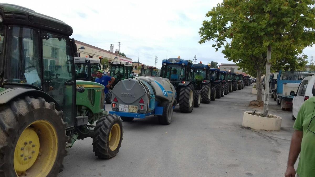 Decenas de tractores enfilados en una movilización en Fraga, Huesca