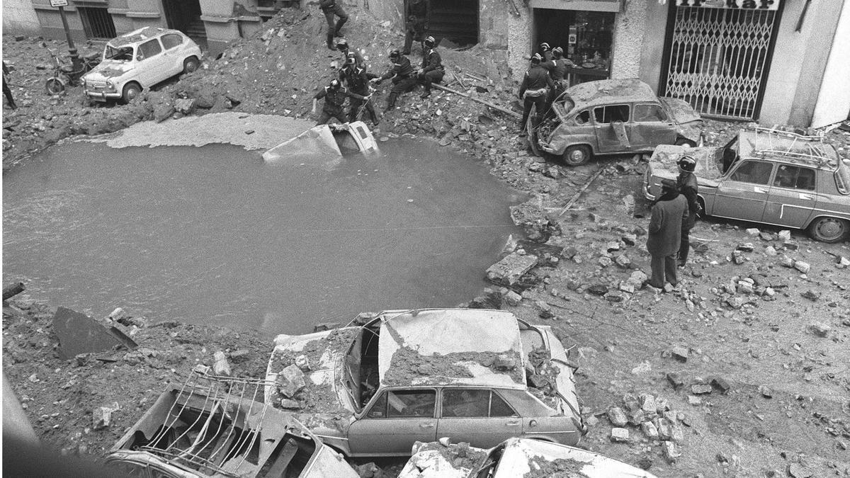 Imagen de archivo de los destrozos provocados por la explosión que acabó con la vida de Carrero Blanco en la esquina de Claudio Coello con Maldonado.