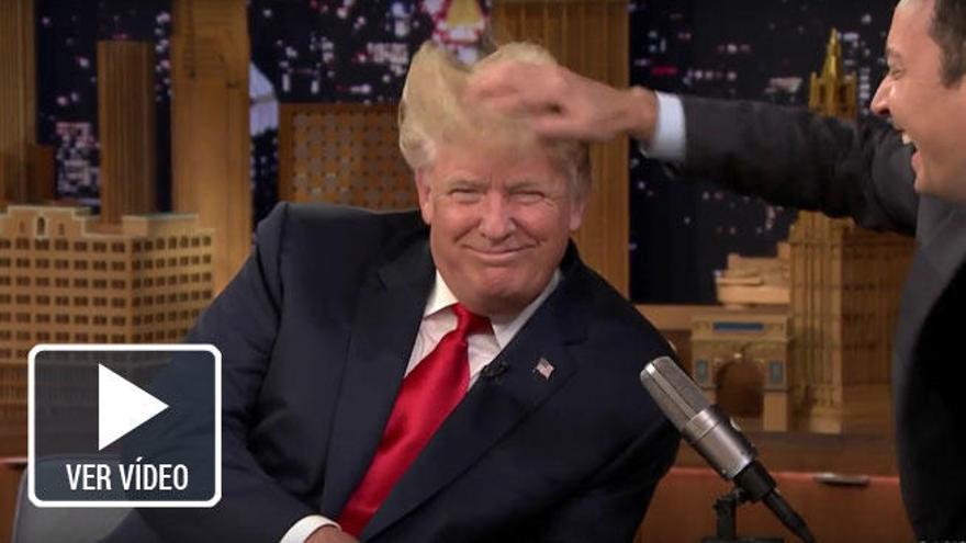 Jimmy Fallon dejó el pelo de Trump hecho un desastre.