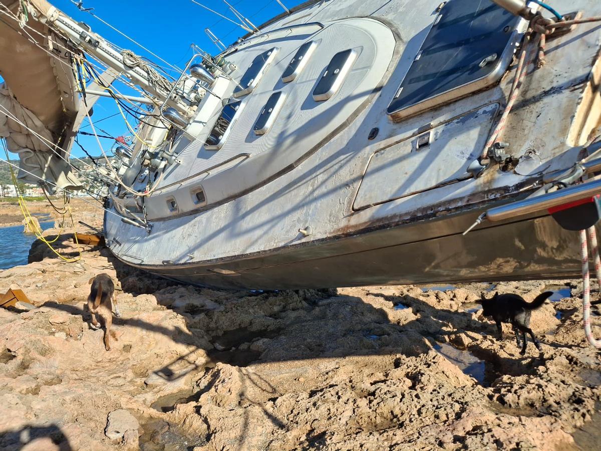 De encallado a requetencallado: las espectaculares imágenes del velero de Xàbia tras la borrasca Harris