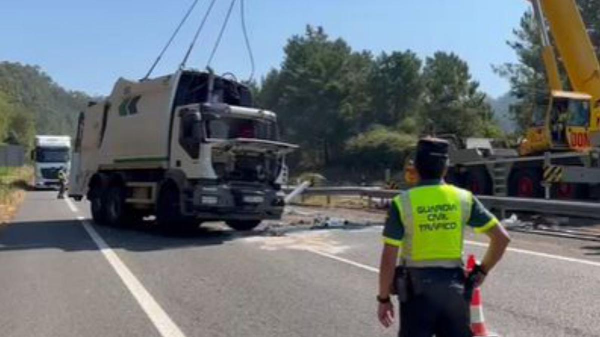 La grúa remolcó el camión. |