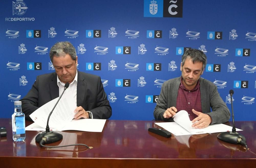 Xulio Ferreiro, alcalde de A Coruña, y Tino Fernández, presidente del Deportivo, escenificaron esta mañana en Riazor la firma de la ampliación del convenio suscrito por ambas entidades en el año 2000.