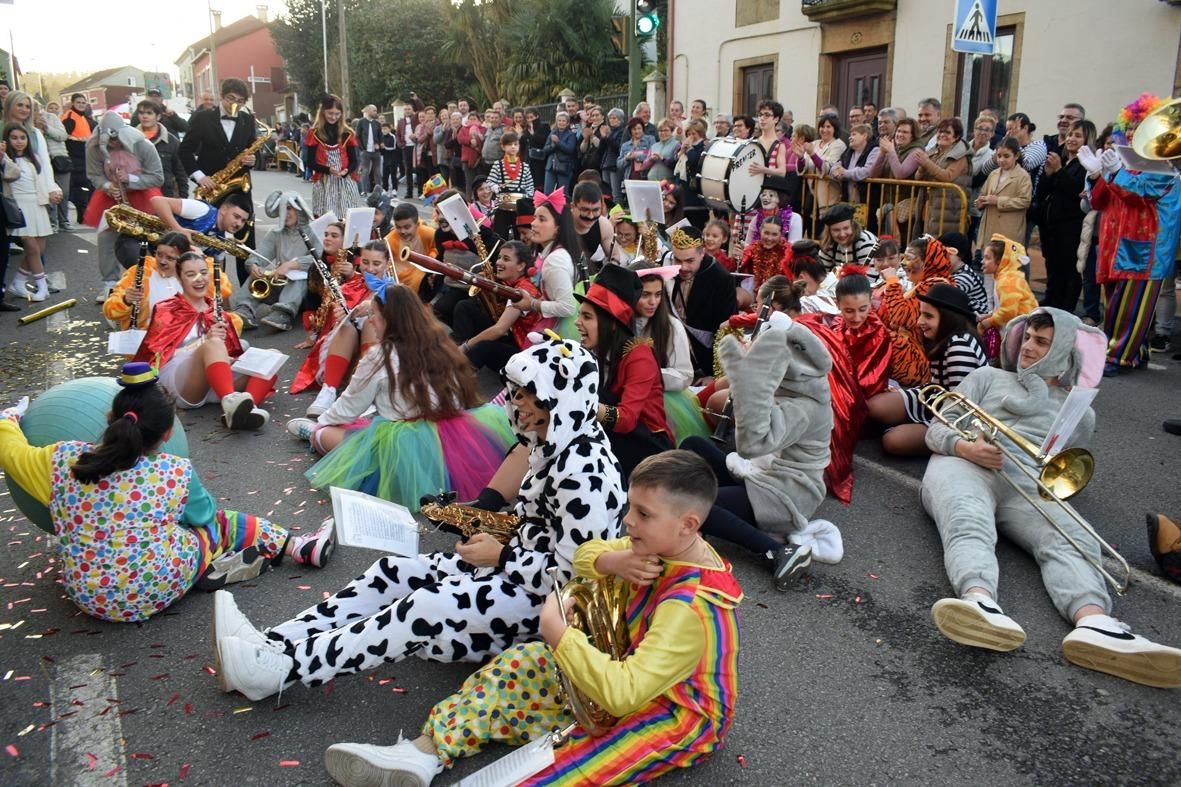 Asistentes al desfile de disfraces del Concello de Valga.