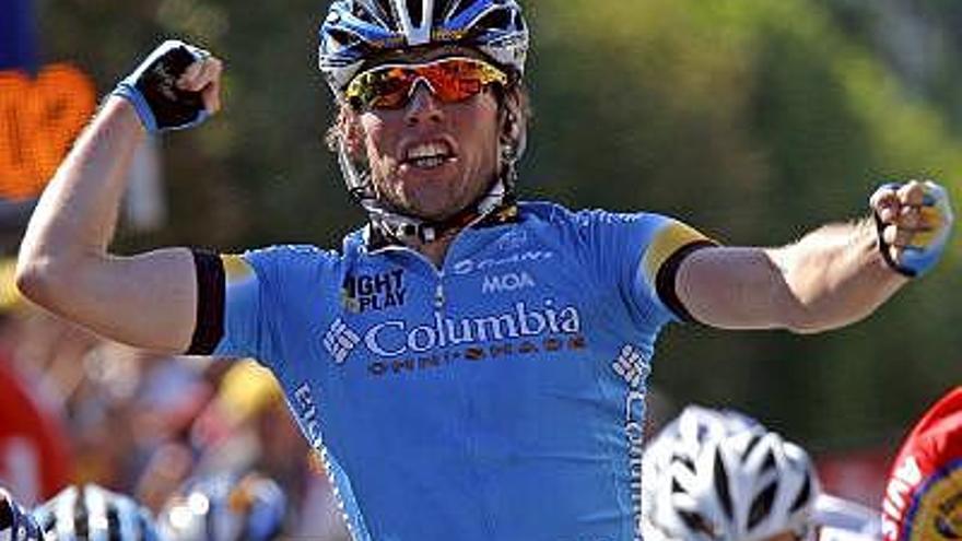 El corredor británico del equipo Columbia-Highroad, Mark Cavendish, celebra su victoria en la quinta etapa del Tour de Francia 2008, disputada entre las localidades de Cholet y Chateauroux, con 232 kilómetros de recorrido.